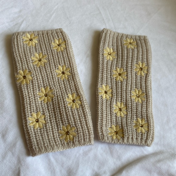 Carolyn Rowan Fingerless Gloves Italian Merino Wool Swarovski Flower Appliqués - Picture 2 of 8